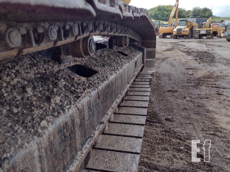 2021-deere-250g-lc-image-24