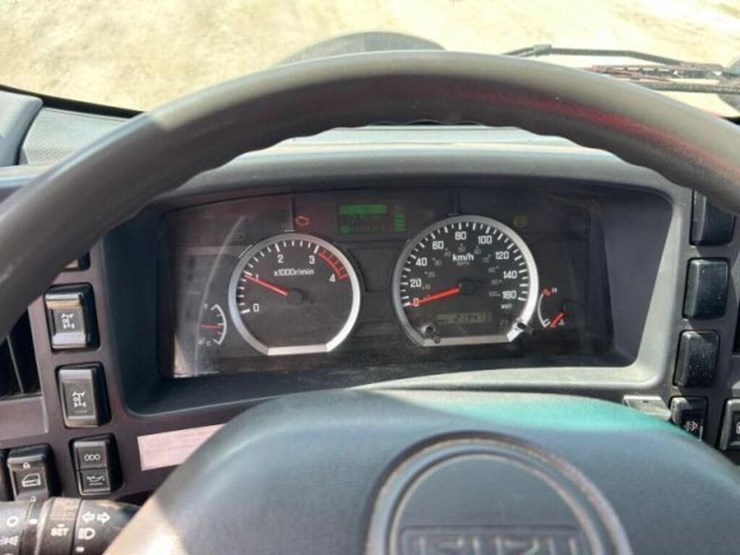 2011-isuzu-nrr-image-12