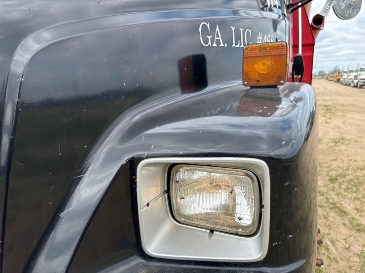 2001-freightliner-fl70-image-19