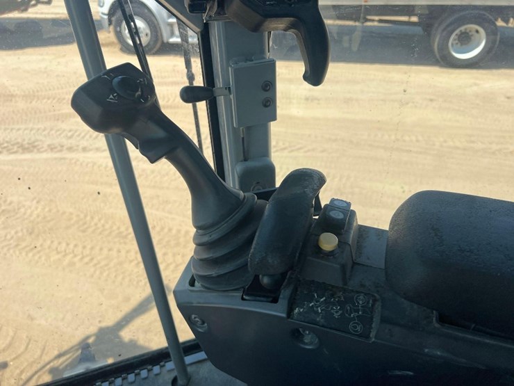 2011-caterpillar-140m2-image-31