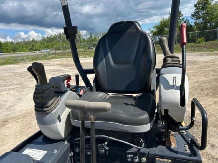 2016-deere-17g-image-14