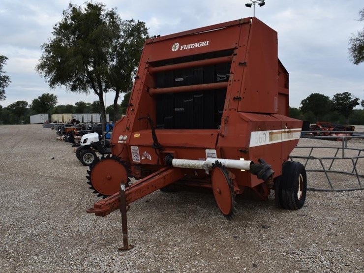 hesston-560-image-1