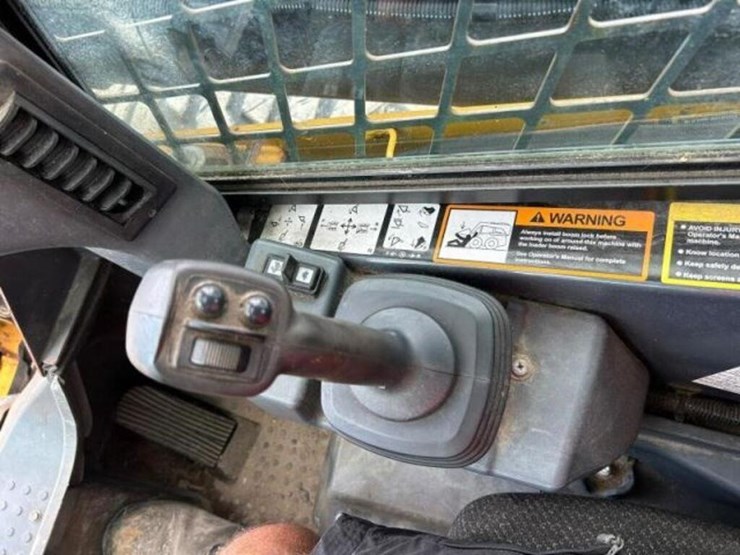 2017-deere-320e-image-14