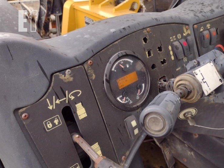 2013-caterpillar-tl642c-image-8