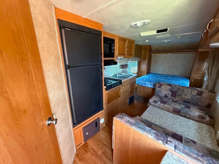 2009-wildwood-x-lite-22rb-camper-image-17