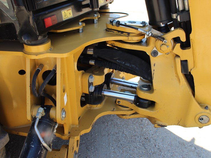 2020-caterpillar-420f2-it-image-9