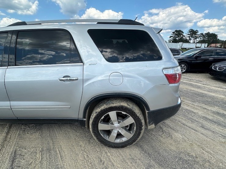 2011-gmc-acadia-image-11