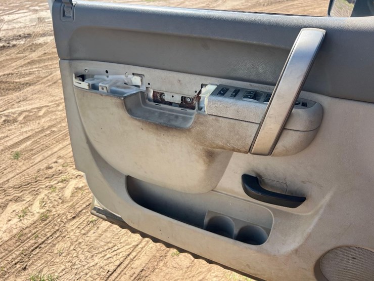 2012-chevrolet-3500hd-image-36