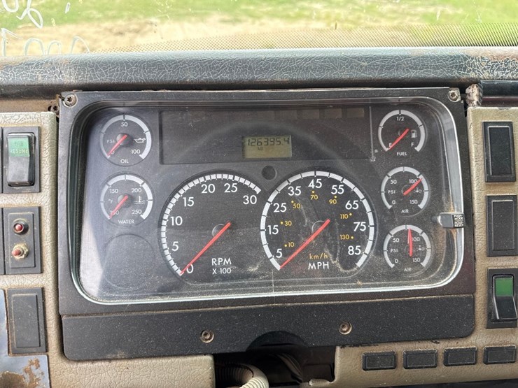 2001-freightliner-fl70-image-26