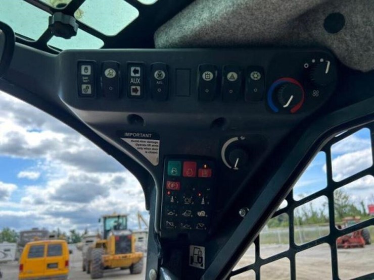 2017-deere-320e-image-11