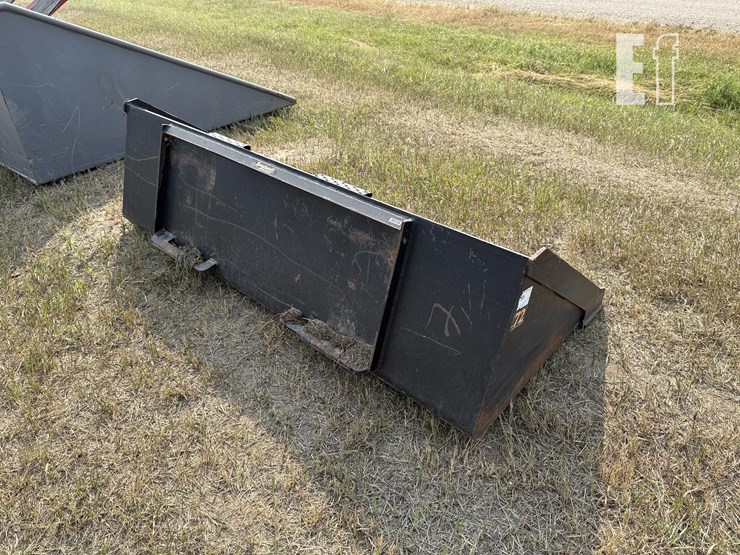 tomahawk-72-inch-skid-steer-dirt-bucket-image-5