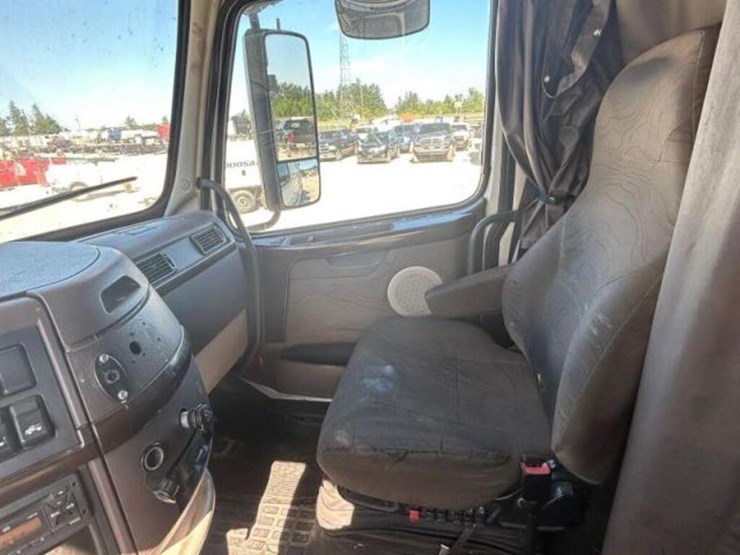 2015-volvo-t/a-hiway-tractor---sleeper-4v4nc9eh3fn-image-18