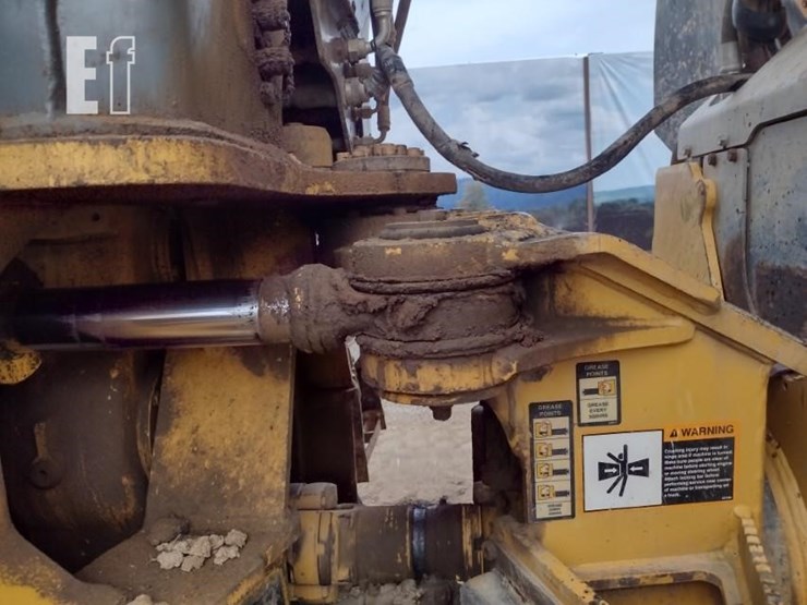 2005-deere-300d-image-23