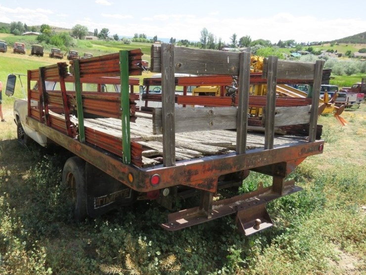 1972-dodge-d300-1-ton-pickup-with-stock-bed-image-6