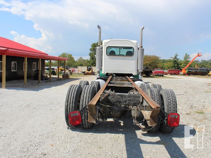 2005-peterbilt-385-image-9
