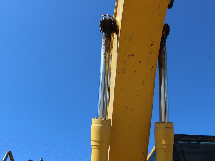 2022-komatsu-pc210-lc-11-image-12