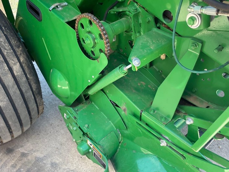 2021-john-deere-560m-image-38