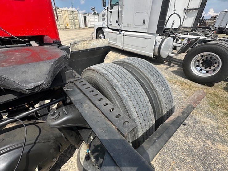 2008-peterbilt-335-image-13