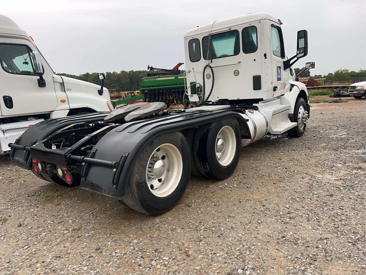 2018-peterbilt-t/a-daycab-semi-truck-image-4