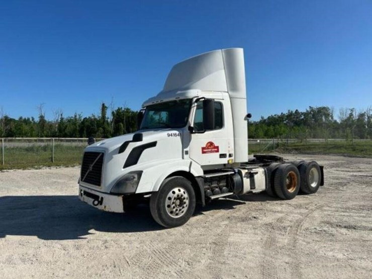 2013-volvo-t/a-hiway-tractor---day-cab-4v4nc9egxdn-image-1