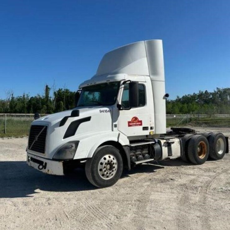 2013 Volvo T/A Hiway Tractor - Day Cab 4V4NC9EGXDN
