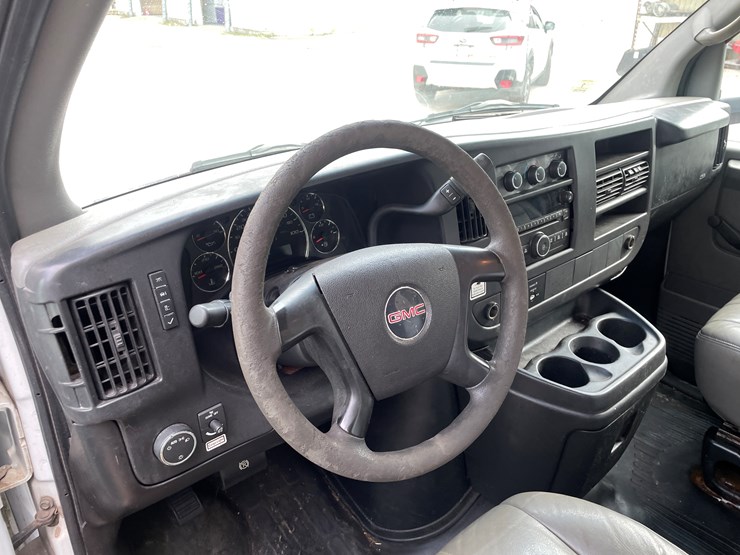 #9856-•-2011-gmc-box-truck-(has-wi-title)-image-21