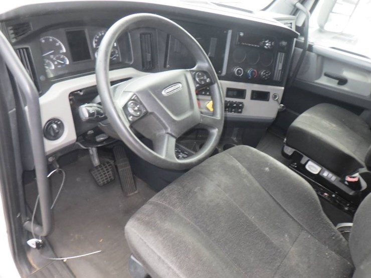 2023-freightliner-cascadia-126-image-9