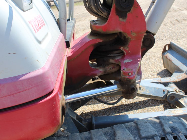 2018-takeuchi-tb260-image-15