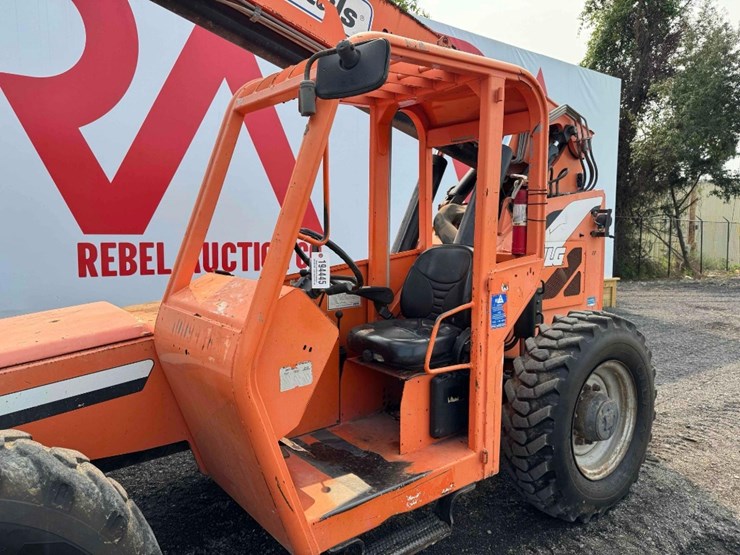 2013-jlg-8042-image-9
