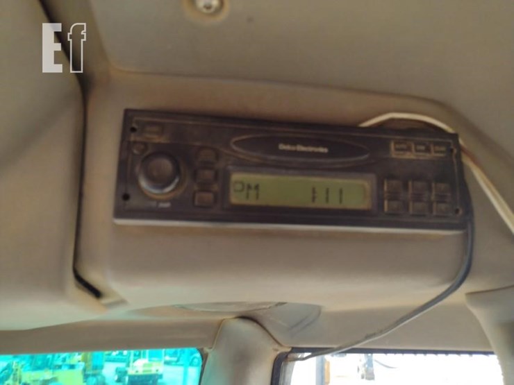 2005-deere-300d-image-10