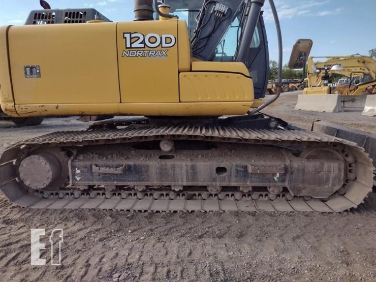 2010-deere-120d-image-35