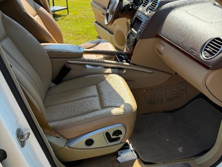 2011-mercedes-benz-gl450-image-17