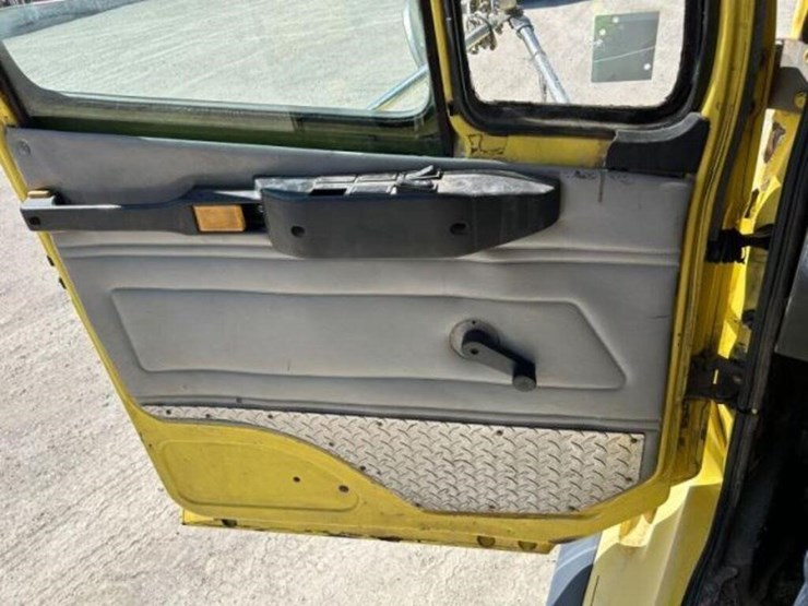 2002-freightliner-fl112-image-13