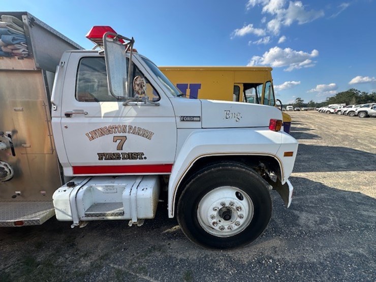 1983-ford-7000-image-19