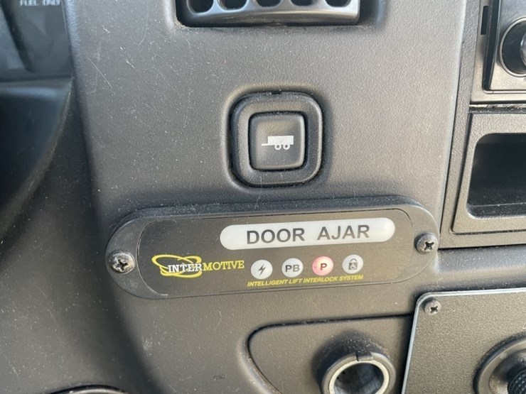 2014-chevrolet-express-paratransit-bus-image-30