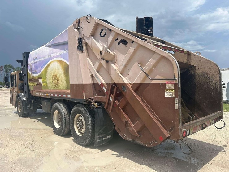 2012-crane-carrier-low-entry-t/a-rear-loader-garbage-truck-image-4