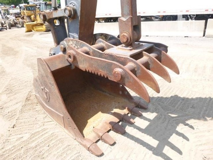 2017-deere-210g-lc-image-16