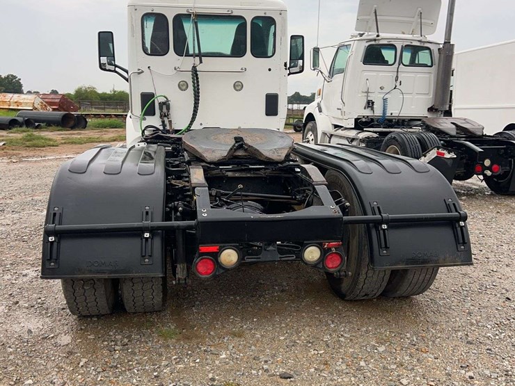 2018-peterbilt-t/a-daycab-semi-truck-image-3