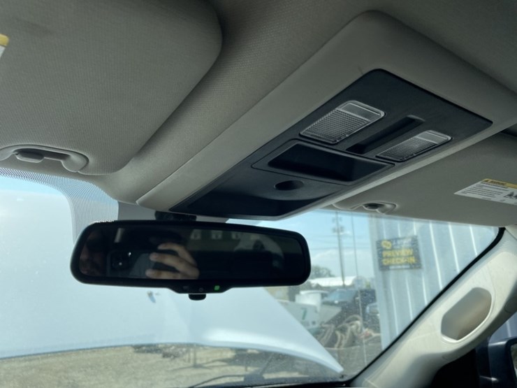 2017-dodge-ram-1500-crew-cab-4x4-pickup-image-32