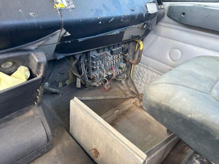 2002-freightliner-fl112-image-20