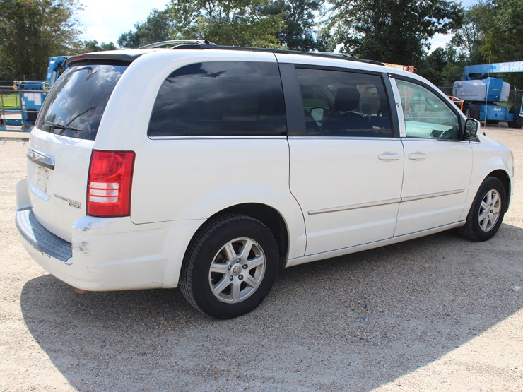 2010-chrysler-town-&-country-image-3
