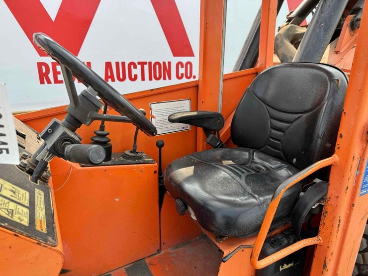 2013-jlg-8042-image-30