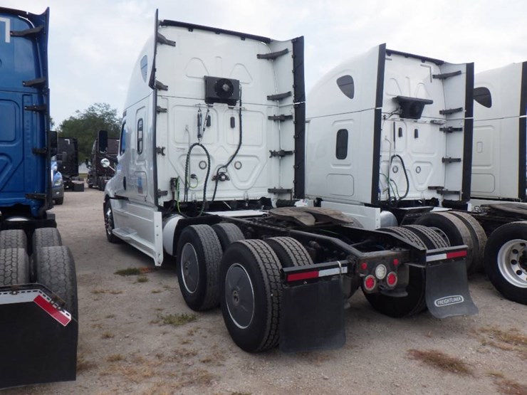 2023-freightliner-cascadia-126-image-8
