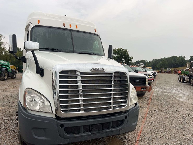 2014-freightliner-cascadia-t/a-sleeper-semi-truck-image-6