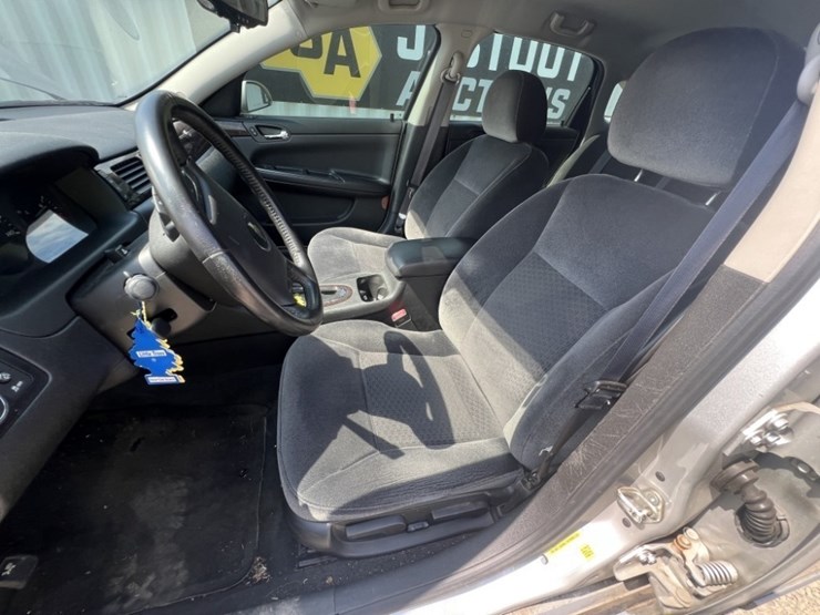 2013-chevrolet-impala-sedan-image-21