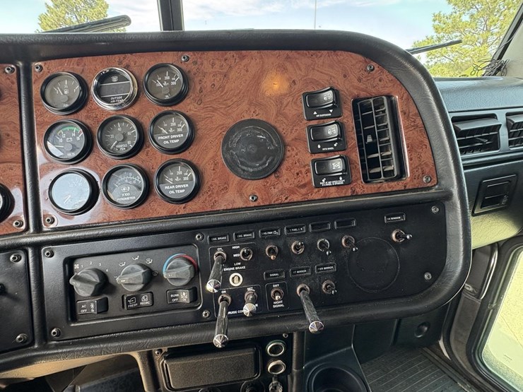 2005-peterbilt-379-image-28