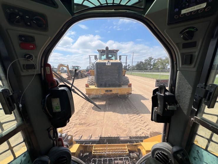 2020-caterpillar-299d3-image-35