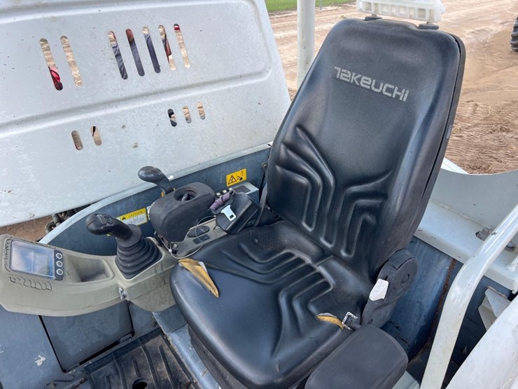 2015-takeuchi-tb260-image-32