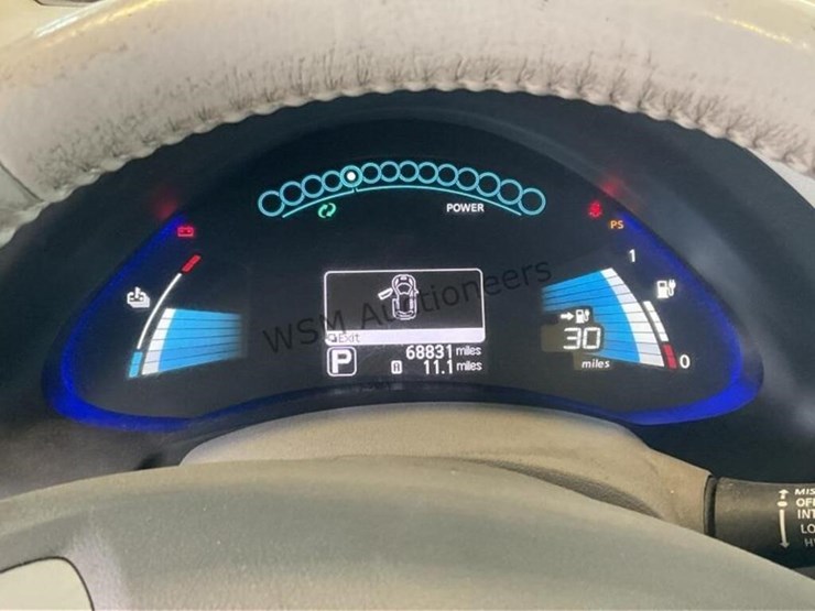 2014-nissan-leaf-sv-hatchback-image-18