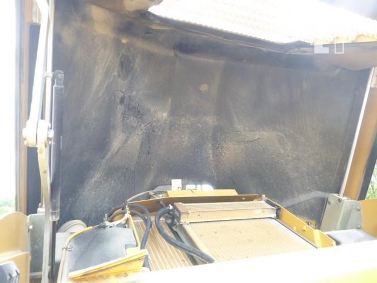 2014-caterpillar-cb64-image-22